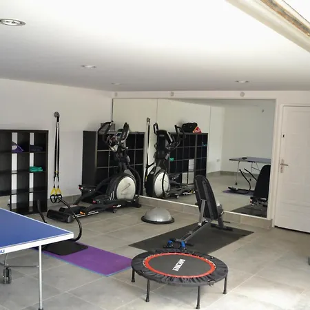 Villa Villa: 15 Mins Walk To & Centre