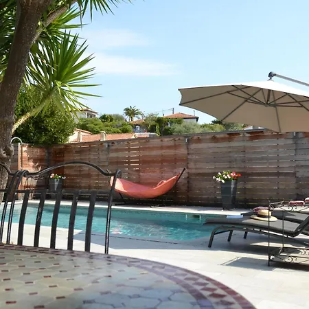 Villa Villa: 15 Mins Walk To & Centre