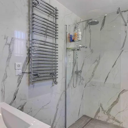 Villa: 15 Mins Walk To & Centre Cannes