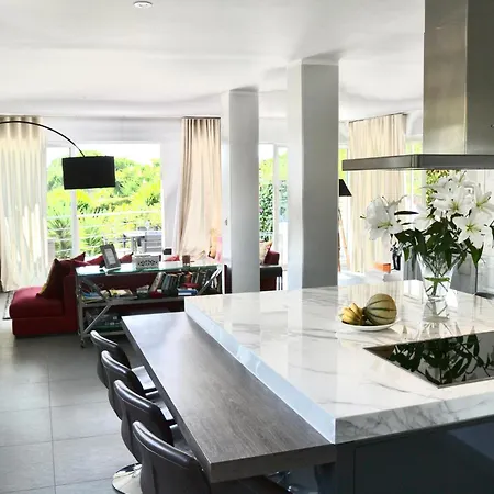 Villa Villa: 15 Mins Walk To & Centre