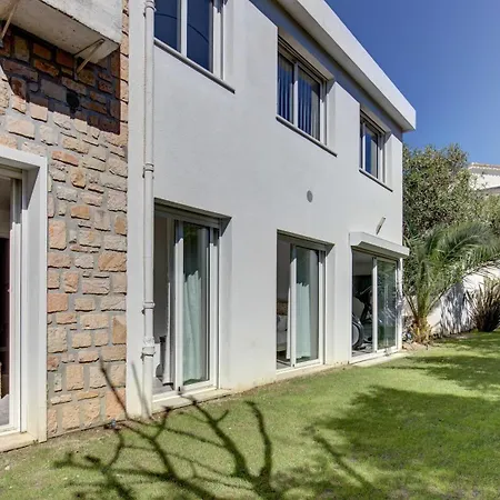 Villa Villa: 15 Mins Walk To & Centre *