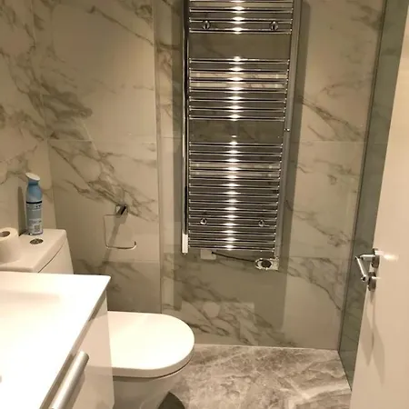 Villa: 15 Mins Walk To & Centre