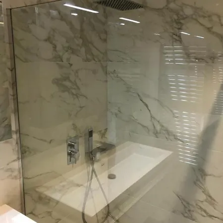 Villa: 15 Mins Walk To & Centre Villa Cannes